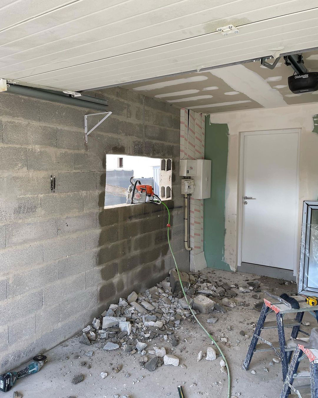 Travaux de maçonnerie dans le Pays de Gex – ouverture d’un mur en parpaings pour la création d’une nouvelle ouverture.