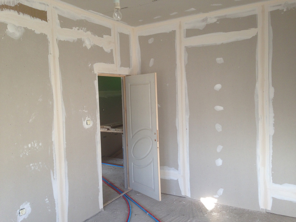 Pose de plaques de plâtre avec joints en cours de finition – Travaux de plâtrerie et aménagement intérieur par AK Rénovation dans le Pays de Gex