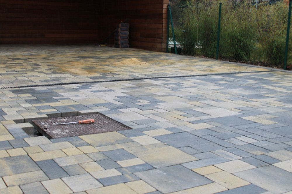 Pose de pavés autobloquants en béton pour une allée extérieure – Aménagement et dallage par AK Rénovation dans le Pays de Gex