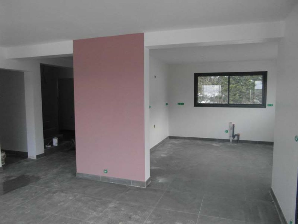 Mur intérieur bicolore avec peinture partielle et sol carrelé – Travaux de décoration et peinture par AK Rénovation dans le Pays de Gex